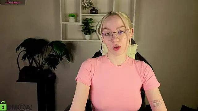 Snapshot of R0cket_bunny chatting on 04-28-26, 12:42 R0cket bunny online show from 04-28-26, 12:42