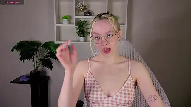 Snapshot of R0cket_bunny chatting on 05-01-26, 12:26 R0cket bunny online show from 05-01-26, 12:26