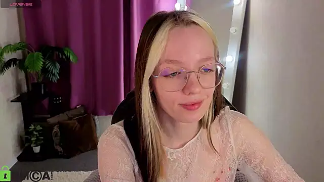 Snapshot of R0cket_bunny chatting on 05-31-26, 01:03 R0cket bunny online show from 05-31-26, 01:03