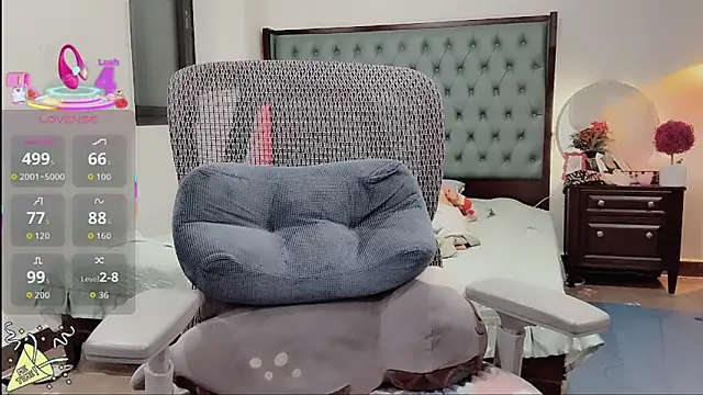 Snapshot of lulu404 chatting on 12-15-25, 02:43 lulu404 online show from 12-15-25, 02:43