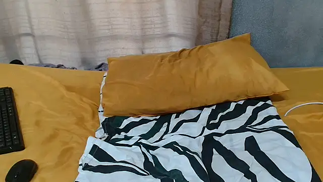 Snapshot of curvydarckcohocolate chatting on 10-07-25, 07:38 curvydarckcohocolate online show from 10-07-25, 07:38