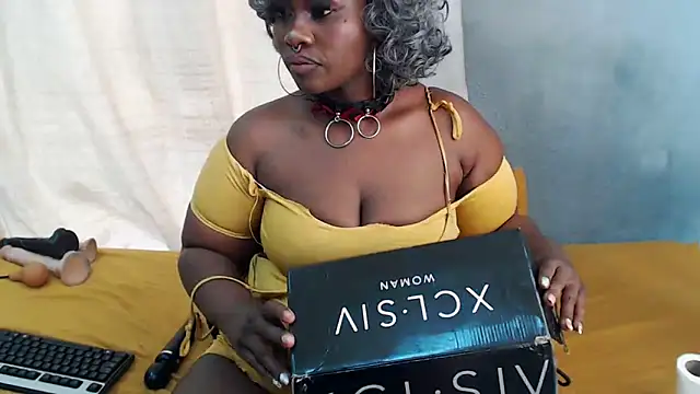 Snapshot of curvydarckcohocolate chatting on 05-01-26, 12:10 curvydarckcohocolate online show from 05-01-26, 12:10