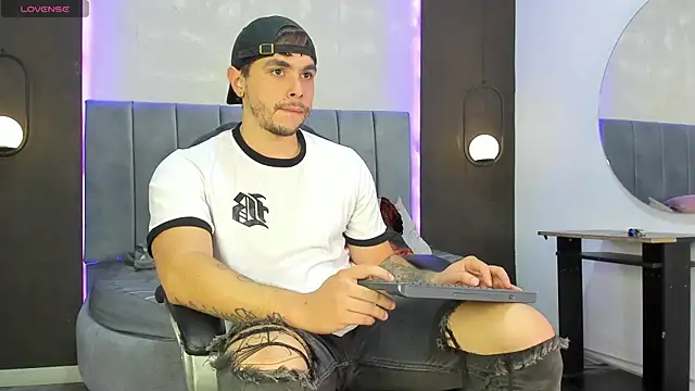 Snapshot of Liam_walk_ chatting on 11-11-25, 08:20 Liam walk online show from 11-11-25, 08:20