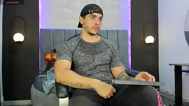 Snapshot of Liam_walk_ chatting on 11-12-25, 07:46 Liam walk online show from 11-12-25, 07:46