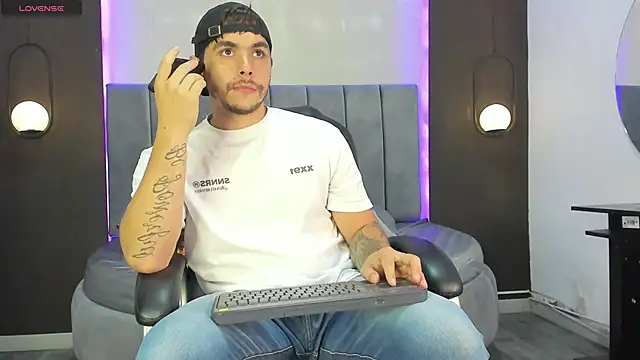 Snapshot of Liam_walk_ chatting on 11-14-25, 09:35 Liam walk online show from 11-14-25, 09:35