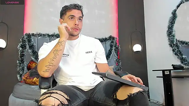 Snapshot of Liam_walk_ chatting on 12-04-25, 11:24 Liam walk online show from 12-04-25, 11:24