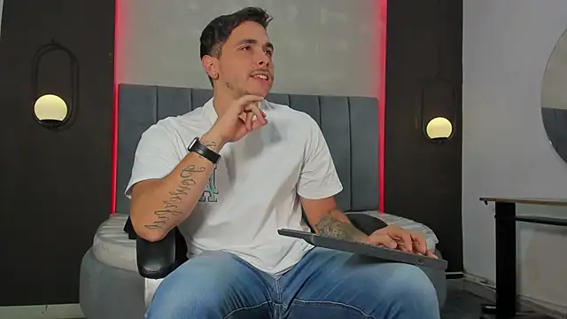 Snapshot of Liam_walk_ chatting on 04-23-26, 07:05 Liam walk online show from 04-23-26, 07:05