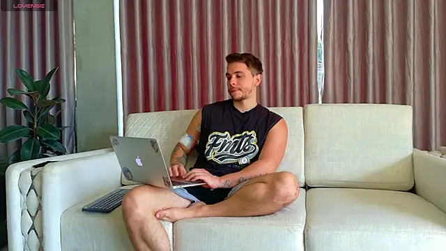 Snapshot of Liam_walk_ chatting on 07-30-26, 03:11 Liam walk online show from 07-30-26, 03:11