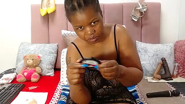 Snapshot of RoundaAssx22 chatting on 11-24-25, 01:00 RoundaAssx22 online show from 11-24-25, 01:00