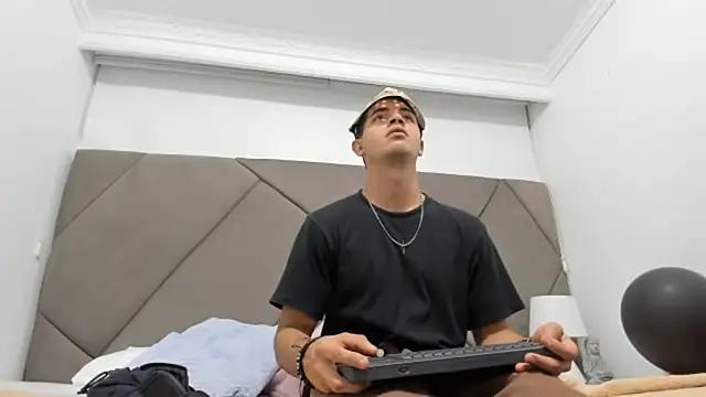 Snapshot of andrew_colleman chatting on 10-27-25, 04:27 andrew colleman online show from 10-27-25, 04:27