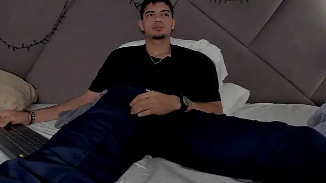 Snapshot of andrew_colleman chatting on 11-25-25, 07:41 andrew colleman online show from 11-25-25, 07:41