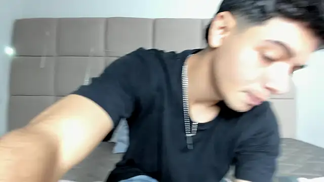 Snapshot of andrew_colleman chatting on 12-14-25, 03:45 andrew colleman online show from 12-14-25, 03:45