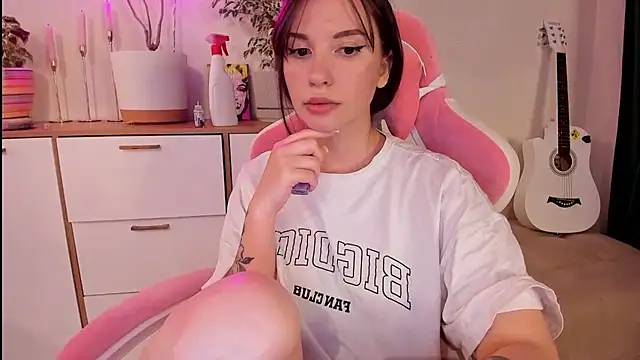 Snapshot of Voytinyme chatting on 10-15-25, 06:30 Voytinyme online show from 10-15-25, 06:30