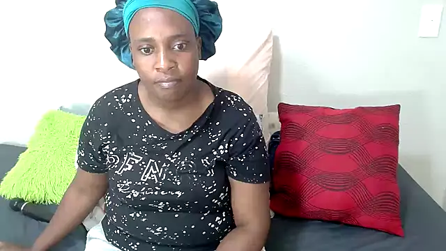 Snapshot of QueenRomaxx1 chatting on 10-19-25, 12:39 QueenRomaxx1 online show from 10-19-25, 12:39
