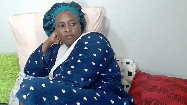 Snapshot of QueenRomaxx1 chatting on 10-20-25, 06:30 QueenRomaxx1 online show from 10-20-25, 06:30