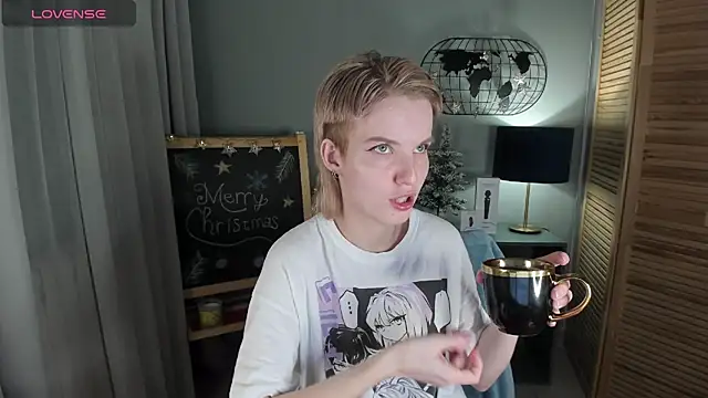 Snapshot of Madelaineses chatting on 12-21-25, 08:43 Madelaineses online show from 12-21-25, 08:43