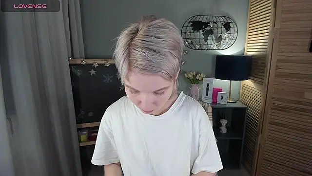 Snapshot of Madelaineses chatting on 01-14-26, 10:54 Madelaineses online show from 01-14-26, 10:54