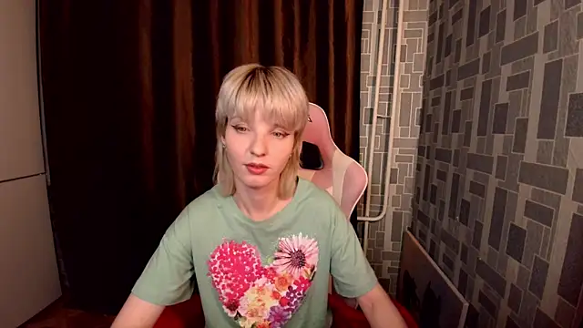 Snapshot of Madelaineses chatting on 03-08-26, 10:24 Madelaineses online show from 03-08-26, 10:24