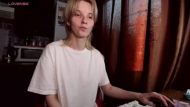 Snapshot of Madelaineses chatting on 06-08-26, 10:54 Madelaineses online show from 06-08-26, 10:54