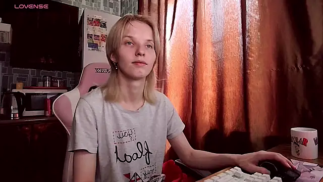 Snapshot of Madelaineses chatting on 06-12-26, 08:02 Madelaineses online show from 06-12-26, 08:02