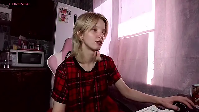 Snapshot of Madelaineses chatting on 06-20-26, 11:02 Madelaineses online show from 06-20-26, 11:02