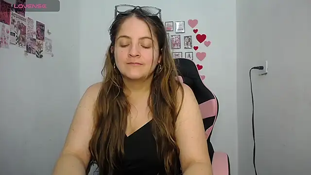 Snapshot of Pregnant_Kloe chatting on 05-14-26, 10:27 Pregnant Kloe online show from 05-14-26, 10:27