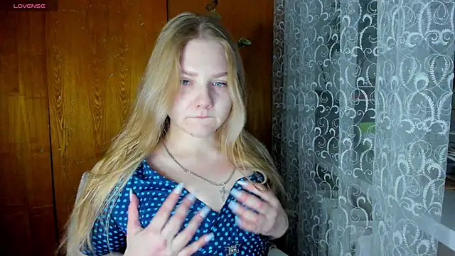 Snapshot of AlinaMors chatting on 12-18-25, 09:10 AlinaMors online show from 12-18-25, 09:10