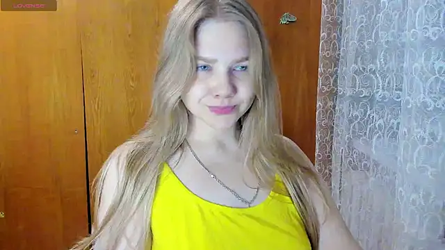 Snapshot of AlinaMors chatting on 02-15-26, 08:38 AlinaMors online show from 02-15-26, 08:38