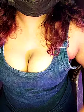 Snapshot of darling_devil chatting on 11-25-25, 05:35 darling devil online show from 11-25-25, 05:35