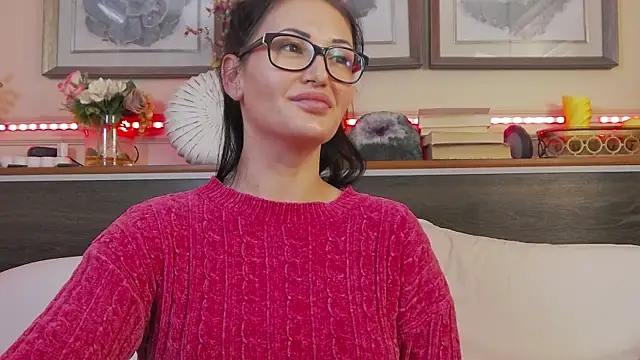 Snapshot of HellenDesire chatting on 03-08-25, 04:01 HellenDesire online show from 03-08-25, 04:01