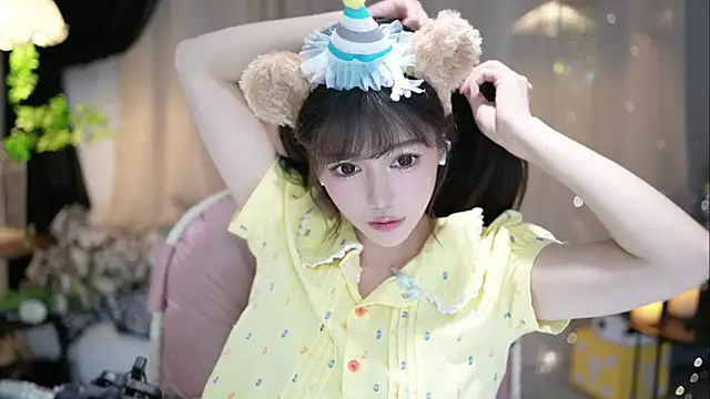 Snapshot of Fortune2Me chatting on 09-18-25, 05:09 Fortune2Me online show from 09-18-25, 05:09