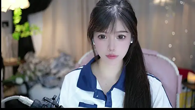 Snapshot of Fortune2Me chatting on 09-20-25, 04:57 Fortune2Me online show from 09-20-25, 04:57