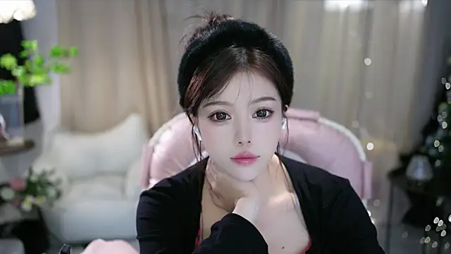 Snapshot of Fortune2Me chatting on 10-21-25, 05:19 Fortune2Me online show from 10-21-25, 05:19