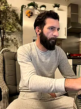 Snapshot of Michel_huge chatting on 11-15-25, 08:11 Michel huge online show from 11-15-25, 08:11