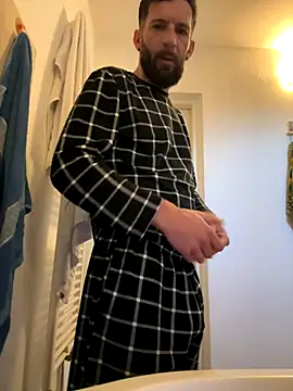 Snapshot of Michel_huge chatting on 12-15-25, 06:28 Michel huge online show from 12-15-25, 06:28