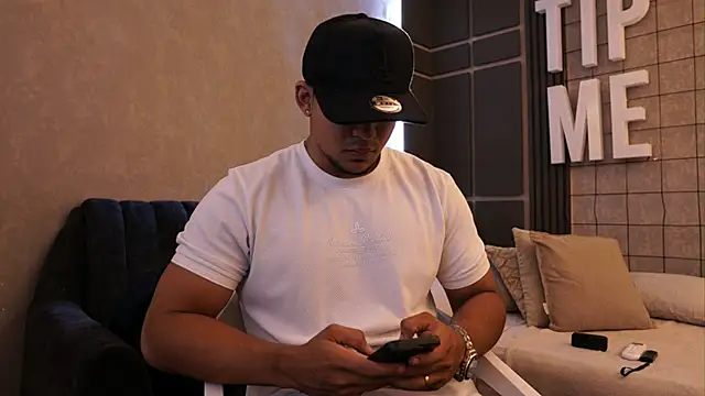 Snapshot of Thiago_Valente chatting on 05-30-26, 01:41 Thiago Valente online show from 05-30-26, 01:41