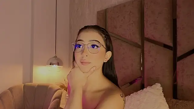 Snapshot of scarlethlux chatting on 06-17-26, 07:00 scarlethlux online show from 06-17-26, 07:00