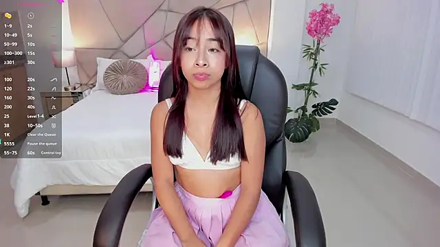 Snapshot of July_Adams chatting on 10-05-25, 04:11 July Adams online show from 10-05-25, 04:11