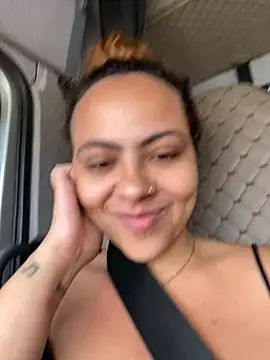 Chloe Leaozinho online show from 10-19-25, 03:56