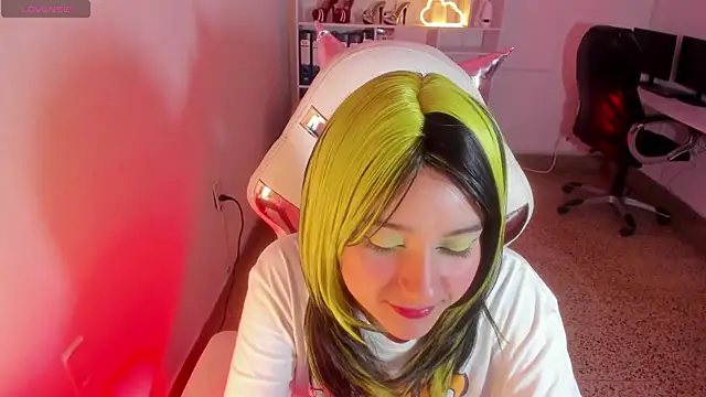 Snapshot of Molly_sweetlove chatting on 11-10-25, 06:29 Molly sweetlove online show from 11-10-25, 06:29