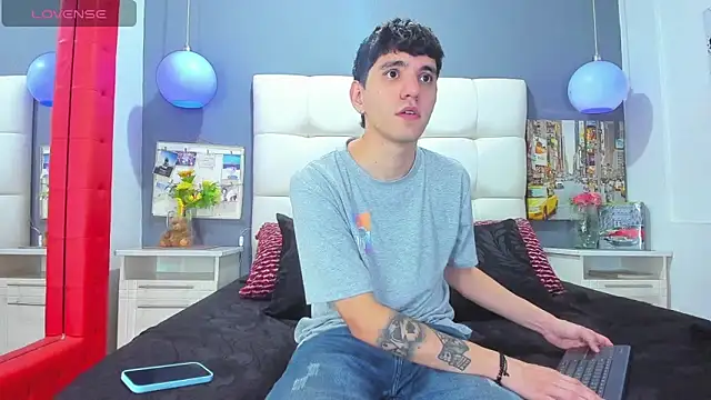 Matteo12  online show from 10-28-25, 02:59