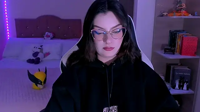 Snapshot of OphelianaRose33 chatting on 12-20-25, 10:39 OphelianaRose33 online show from 12-20-25, 10:39