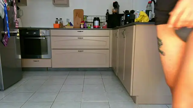 Snapshot of BRIANSILK77 chatting on 10-21-25, 08:04 BRIANSILK77 online show from 10-21-25, 08:04