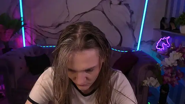 Snapshot of DiamondGoldie chatting on 09-18-25, 06:59 DiamondGoldie online show from 09-18-25, 06:59