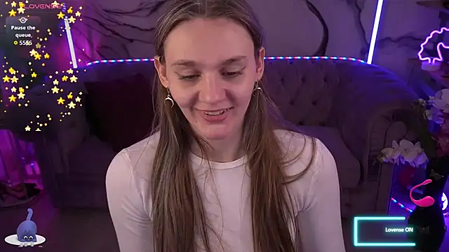 Snapshot of DiamondGoldie chatting on 09-21-25, 06:53 DiamondGoldie online show from 09-21-25, 06:53