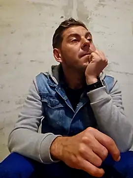 Snapshot of Alex-andru88 chatting on 10-21-25, 03:40 Alex-andru88 online show from 10-21-25, 03:40