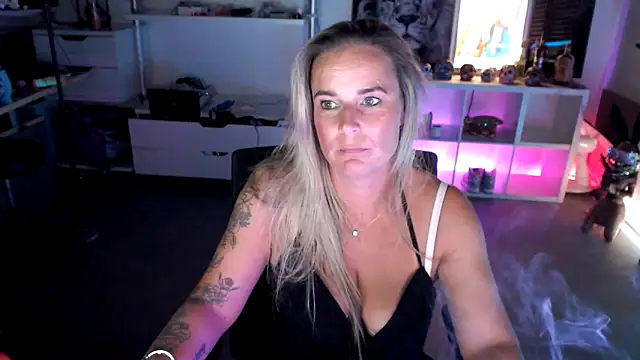 Snapshot of Mrs-Aurora chatting on 10-01-25, 08:15 Mrs-Aurora online show from 10-01-25, 08:15