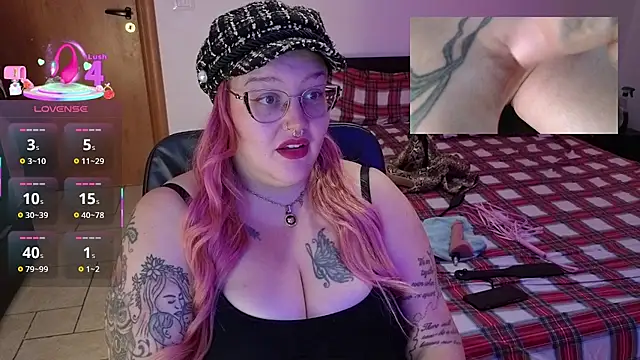 Snapshot of AlyssaWonderland chatting on 12-14-25, 12:10 AlyssaWonderland online show from 12-14-25, 12:10