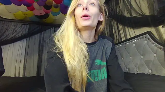 Snapshot of Lola_BugsBunny chatting on 10-29-25, 02:19 Lola BugsBunny online show from 10-29-25, 02:19