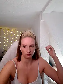 Snapshot of SexyJulia21 chatting on 02-28-25, 09:15 SexyJulia21 online show from 02-28-25, 09:15